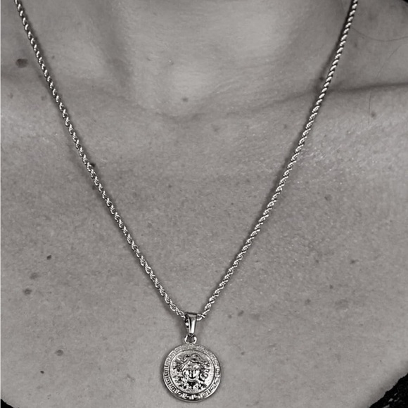 18k Vermeil Goddess Medusa Pendant Necklace! Versace Vibes! - Picture 9 of 9